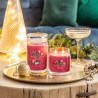 SPARKLING WINTERBERRY Świeca średnia - Yankee Candle