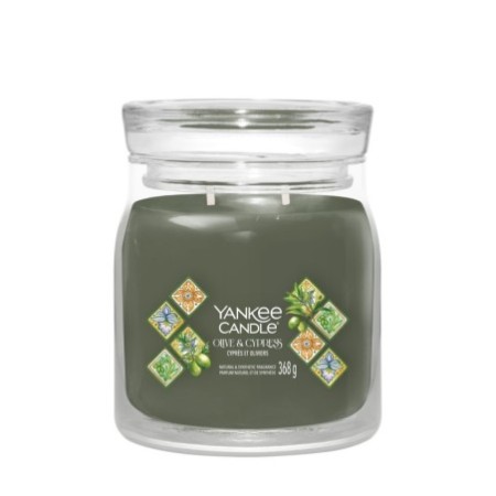 OLIVE & CYPRESS Świeca średnia - Yankee Candle