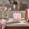 FRESH CUT ROSES Świeca średnia - Yankee Candle