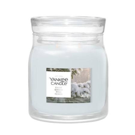 SNOW KISSED PINE Świeca średnia - Yankee Candle