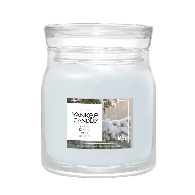 SNOW KISSED PINE Świeca średnia - Yankee Candle