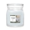 SNOW KISSED PINE Świeca średnia - Yankee Candle